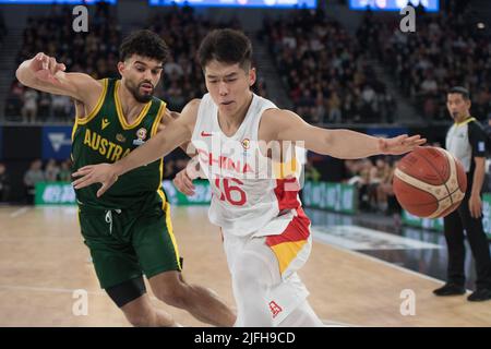 Melbourne, Australia. 03rd luglio 2022. Sam McDaniel della squadra di pallacanestro australiana e Wenbo Lu (R) della squadra di pallacanestro cinese in azione durante la partita della FIBA World Cup 2023 Qualifiers Group B Window 3 tra Cina e Australia tenutasi alla John Cain Arena. Punteggio finale Australia 71:48 Cina. Credit: SOPA Images Limited/Alamy Live News Foto Stock