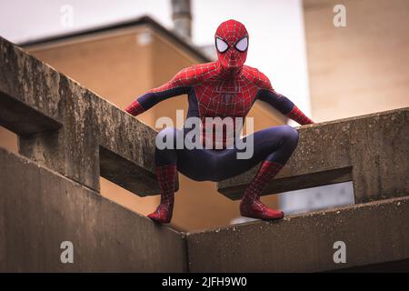 Un bel colpo di Spider-Man seduto su un muro nel centro di Fort Worth, Texas, USA Foto Stock