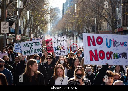 Melbourne, Australia. 2nd luglio 2022. Protesta di solidarietà per i diritti di aborto, contro il rovesciamento di Roe V. Wade da parte della Corte Suprema americana. Credit: Jay Kogler/Alamy Live News Foto Stock