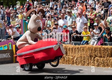 Alexandra Palace, Londra, Regno Unito. 3rd Lug 2022. Strani e stravaganti modelli di soapbox hanno corso lungo il percorso della collina attraverso Alexandra Park sotto ‘Ally Pally’ e oltre salti che hanno testato i progetti e le capacità di guida delle squadre. Circa 70 carri fatti a mano motorizzati esclusivamente per gravità e una spinta dagli equipaggi dalla cima della collina tentò di fissare il tempo più veloce. Molti si sono addolorati prima del traguardo. Il Team Belly del kart Whale a forma di sidecar di Gromit Foto Stock