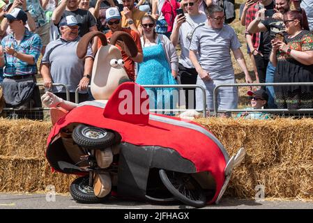 Alexandra Palace, Londra, Regno Unito. 3rd Lug 2022. Strani e stravaganti modelli di soapbox hanno corso lungo il percorso della collina attraverso Alexandra Park sotto ‘Ally Pally’ e oltre salti che hanno testato i progetti e le capacità di guida delle squadre. Circa 70 carri fatti a mano motorizzati esclusivamente per gravità e una spinta dagli equipaggi dalla cima della collina tentò di fissare il tempo più veloce. Molti si sono addolorati prima del traguardo. Il Team Belly del kart Whale a forma di sidecar di Gromit Foto Stock