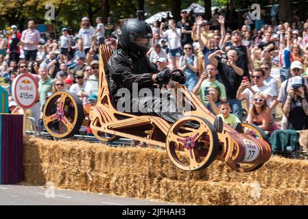 Alexandra Palace, Londra, Regno Unito. 3rd Lug 2022. Strani e stravaganti modelli di soapbox hanno corso lungo il percorso della collina attraverso Alexandra Park sotto ‘Ally Pally’ e oltre salti che hanno testato i progetti e le capacità di guida delle squadre. Circa 70 carri fatti a mano motorizzati esclusivamente per gravità e una spinta dagli equipaggi dalla cima della collina tentò di fissare il tempo più veloce. Molti si sono addolorati prima del traguardo. Il team ha organizzato il carrello Chaos Foto Stock