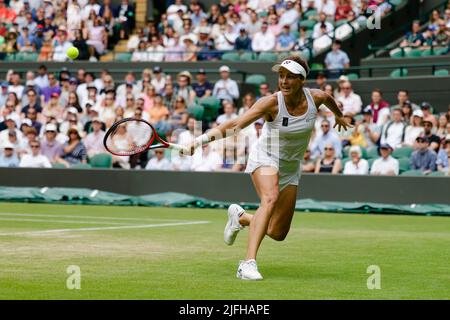 Londra, Regno Unito. 03rd luglio 2022. Tennis: Grand Slam/WTA Tour/ATP Tour - Wimbledon, single, donne, round 4th. Maria (Germania) - Ostapenko (Lituania). Tatjana Maria è in azione. Credit: Frank Molter/dpa/Alamy Live News Foto Stock