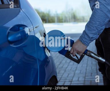 Rifornimento di un'automobile con benzina ad una stazione di benzina. Aumento nei prezzi del combustibile. Crisi e mancanza di benzina Foto Stock