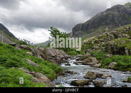 L'Afon Nant Peris è un fiume che scorre attraverso il Passo Llanberis a Snowdonia, Galles, tra i massicci Glyderau e Snowdon. Foto Stock