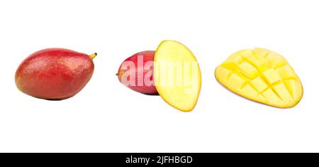 Mango fresco biologico isolato su sfondo bianco. Rosso mango percorso di taglio frutta. Foto studio macro Mango. Collezione mango Foto Stock