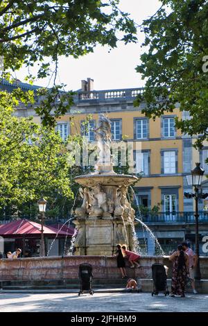 Vista della fontana in Place Carnot in Carcassonne Foto Stock