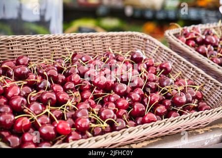 Primo piano di ciliegie al mercato all'aperto di Carcassonne Foto Stock