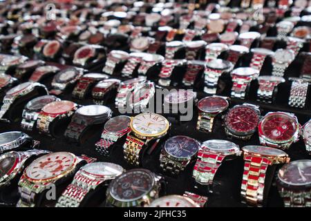Primo piano di una stalla di orologi al mercato all'aperto di Carcassonne Foto Stock
