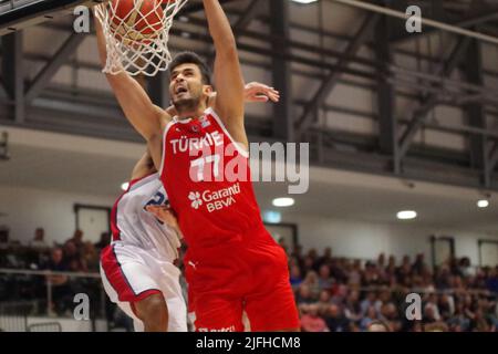 Newcastle, Inghilterra, 3 luglio 2022. Omer Yurtsette segnò per la Turchia contro la Gran Bretagna in una partita di qualificazione della Coppa del mondo FIBA 2023 alla Vertu Motors Arena di Newcastle. Credit: Colin Edwards/Alamy Live News. Foto Stock