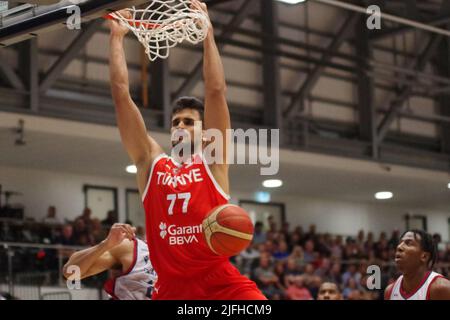 Newcastle, Inghilterra, 3 luglio 2022. Omer Yurtsette segnò per la Turchia contro la Gran Bretagna in una partita di qualificazione della Coppa del mondo FIBA 2023 alla Vertu Motors Arena di Newcastle. Credit: Colin Edwards/Alamy Live News. Foto Stock