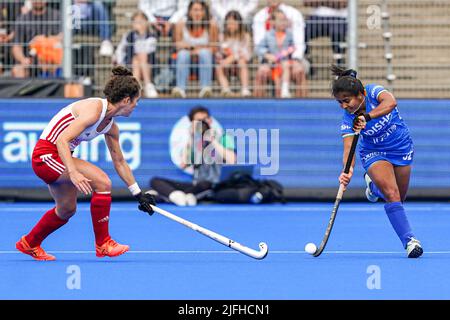 AMSTELVEEN, PAESI BASSI - LUGLIO 3: Anna Toman d'Inghilterra, Neha d'India durante la partita della Coppa del mondo delle Donne FIH di Hockey 2022 tra Inghilterra e India al Wagener Hockey Stadium il 3 Luglio 2022 ad Amstelveen, Paesi Bassi (Foto di Andre Weening/Orange Pictures) Credit: Orange Pics BV/Alamy Live News Foto Stock