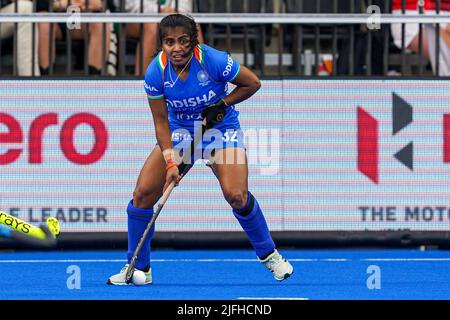 AMSTELVEEN, PAESI BASSI - LUGLIO 3: Neha of India durante la FIH Hockey Women's World Cup 2022 partita tra Inghilterra e India al Wagener Hockey Stadium il 3 luglio 2022 ad Amstelveen, Paesi Bassi (Foto di Andre Weening/Orange Pictures) Credit: Orange Pics BV/Alamy Live News Foto Stock