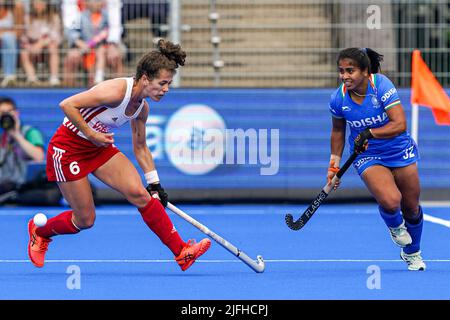 AMSTELVEEN, PAESI BASSI - LUGLIO 3: Anna Toman d'Inghilterra, Neha d'India durante la partita della Coppa del mondo delle Donne FIH di Hockey 2022 tra Inghilterra e India al Wagener Hockey Stadium il 3 Luglio 2022 ad Amstelveen, Paesi Bassi (Foto di Andre Weening/Orange Pictures) Credit: Orange Pics BV/Alamy Live News Foto Stock