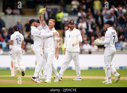 Ben Stokes in Inghilterra celebra il cazzo della Virat Kohli dell'India, catturato da Joe Root durante il terzo giorno della quinta partita LV= Insurance Test Series all'Edgbaston Stadium di Birmingham. Data foto: Domenica 3 luglio 2022. Foto Stock