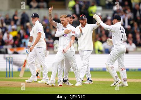 Ben Stokes in Inghilterra celebra il cazzo della Virat Kohli dell'India, catturato da Joe Root durante il terzo giorno della quinta partita LV= Insurance Test Series all'Edgbaston Stadium di Birmingham. Data foto: Domenica 3 luglio 2022. Foto Stock