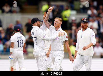 Ben Stokes in Inghilterra celebra il cazzo della Virat Kohli dell'India, catturato da Joe Root durante il terzo giorno della quinta partita LV= Insurance Test Series all'Edgbaston Stadium di Birmingham. Data foto: Domenica 3 luglio 2022. Foto Stock