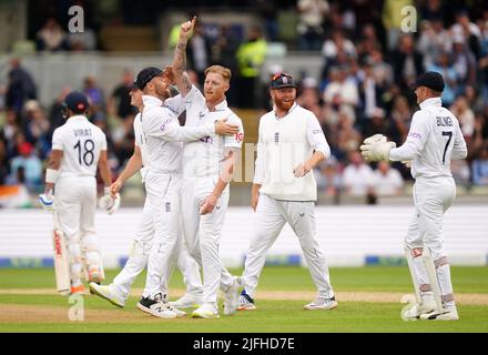 Ben Stokes in Inghilterra celebra il cazzo della Virat Kohli dell'India, catturato da Joe Root durante il terzo giorno della quinta partita LV= Insurance Test Series all'Edgbaston Stadium di Birmingham. Data foto: Domenica 3 luglio 2022. Foto Stock