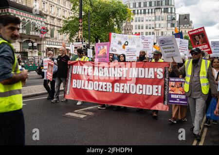 Londra, Regno Unito. 3rd luglio 2022. Gli indiani di Londra protestano contro la violenza etnica in India. Gli indiani che hanno fatto valere la violenza etnica nell'India del presidente Narendra modi marciarono lungo lo Strand fino all'alta Commissione indiana. Credit, Credit: Peter Hogan/Alamy Live News Foto Stock