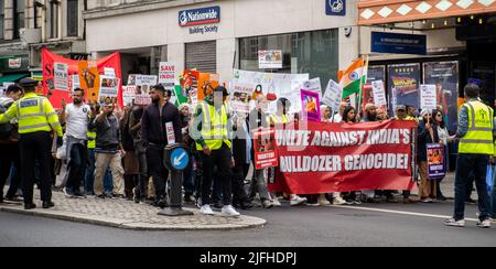 Londra, Regno Unito. 3rd luglio 2022. Gli indiani di Londra protestano contro la violenza etnica in India. Gli indiani che hanno fatto valere la violenza etnica nell'India del presidente Narendra modi marciarono lungo lo Strand fino all'alta Commissione indiana. Credit, Credit: Peter Hogan/Alamy Live News Foto Stock