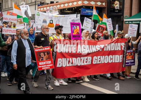 Londra, Regno Unito. 3rd luglio 2022. Gli indiani di Londra protestano contro la violenza etnica in India. Gli indiani che hanno fatto valere la violenza etnica nell'India del presidente Narendra modi marciarono lungo lo Strand fino all'alta Commissione indiana. Credit, Credit: Peter Hogan/Alamy Live News Foto Stock