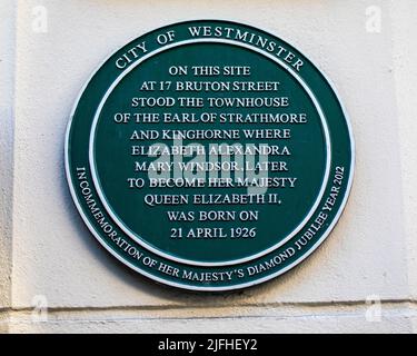 Londra, Regno Unito - Marzo 8th 2022: Una targa su Bruton Street nel centro di Londra, che segna il luogo in cui nacque la Regina Elisabetta II nel 1926. Foto Stock