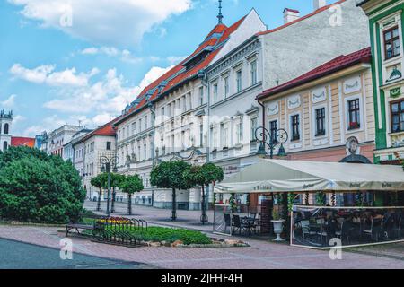 Banska Bystrica, Slovacchia - 15 agosto 2021: Vista di Piazza SNP - edifici storici colorati, fiori in fiore, alberi verdi e gente che cammina intorno Foto Stock