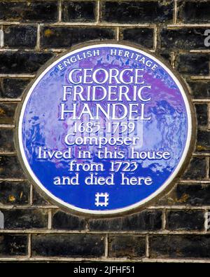 Londra, UK - Marzo 8th 2022: Una targa che segna il luogo in cui un tempo viveva il famoso compositore George Fideric Handel a Brook Street, nella zona di Mayfair Foto Stock