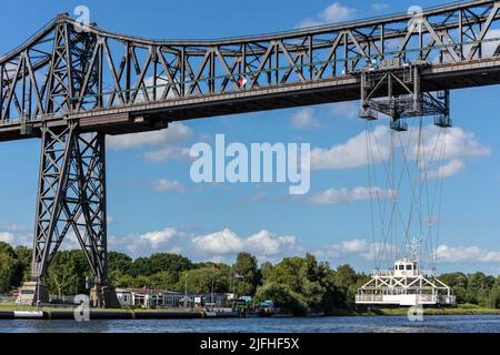 Traghetto sospeso sotto il ponte superiore di Rendsburg a Schleswig-Holstein, Germania Foto Stock