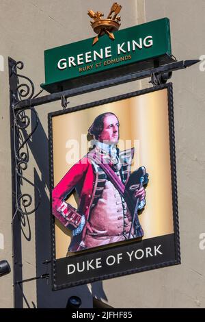 Londra, Regno Unito - Marzo 8th 2022: Tradizionale cartello da pub appeso sopra l'entrata della casa pubblica del Duke of York situata in Dering Street nel Mayfair Foto Stock