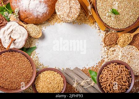 Natura rurale, vista dall'alto - le semole pelate di grano saraceno (Fagopyrum esculentum) e i prodotti da esso realizzati, come sfondo, primo piano Foto Stock