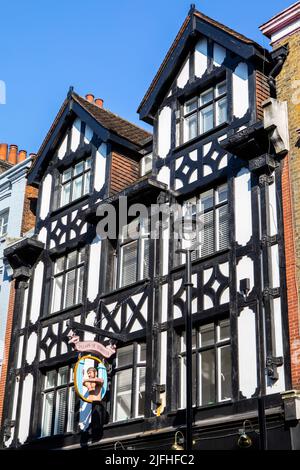 Londra, Regno Unito - Marzo 8th 2022: Vista esterna dello storico pilastro della casa pubblica di Hercules, situato in Greek Street, nella zona di Soho di Londra, Regno Unito. Foto Stock