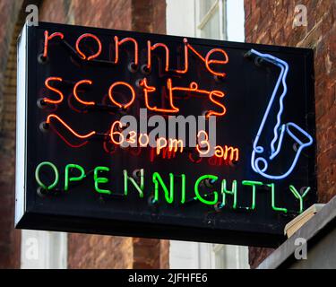 Londra, UK - Marzo 8th 2022: L'insegna al neon all'esterno del famoso Ronnie Scotts jazz club, situato in Frith Street, nell'area di Soho di Londra, Foto Stock