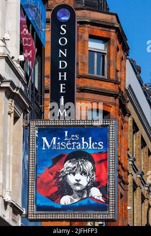 Londra, UK - Marzo 8th 2022: L'esterno del Sondheim Theatre su Shaftesbury Avenue a Londra, Regno Unito, promuovendo il suo attuale musical Les Miserables. Foto Stock