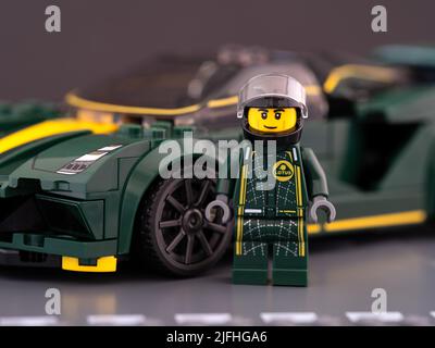 Tambov, Federazione Russa - 21 giugno 2022 Un Lego Lotus Evija driver minifigura vicino alla sua auto. Campioni di velocità LEGO. Foto Stock