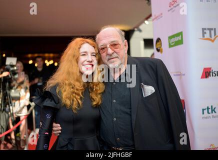 Ralph SIEGEL, produttore musicale, con sua moglie Laura, Gala - Goldene Sonne Spezial 2022, in occasione di 40 anni di televisione privata il 2nd luglio 2022 ad Essen/Germania. Â Foto Stock