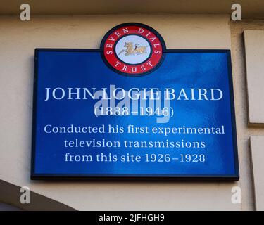 Londra, Regno Unito - Marzo 8th 2022: Primo piano di una targa all'esterno di un edificio a West Street a Londra, Regno Unito, che segna il luogo in cui John Logie Ba Foto Stock