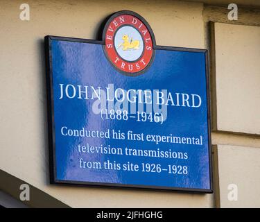 Londra, Regno Unito - Marzo 8th 2022: Primo piano di una targa all'esterno di un edificio a West Street a Londra, Regno Unito, che segna il luogo in cui John Logie Ba Foto Stock