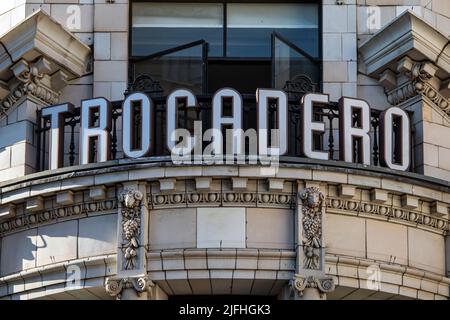 Londra, Regno Unito - Marzo 8th 2022: Primo piano del cartello sul Trocadero di Londra, Regno Unito. Foto Stock