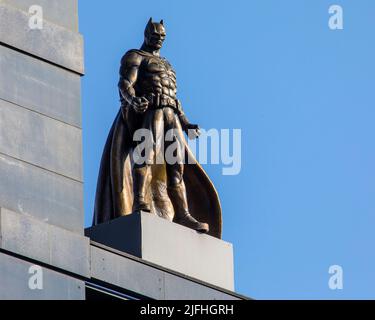 Londra, Regno Unito - Marzo 8th 2022: Statua di Batman sul tetto dell'Odeon Luxe a Leicester Square, Londra, Regno Unito. La statua è stata svelata per promuovere la r Foto Stock