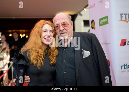 Ralph SIEGEL, produttore musicale, con sua moglie Laura, Gala - Goldene Sonne Spezial 2022, in occasione di 40 anni di televisione privata il 2nd luglio 2022 ad Essen/Germania. Â Foto Stock