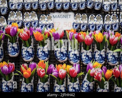 Esposizione di zoccoli in ceramica e tulipani in legno in vendita in un negozio turistico di Amsterdam Foto Stock