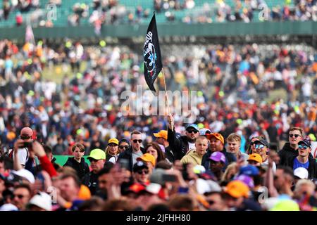 Silverstone, Regno Unito. 03rd luglio 2022. Circuito atmosfera - tifosi al podio. Gran Premio di Gran Bretagna, domenica 3rd luglio 2022. Silverstone, Inghilterra. Credit: James Moy/Alamy Live News Foto Stock