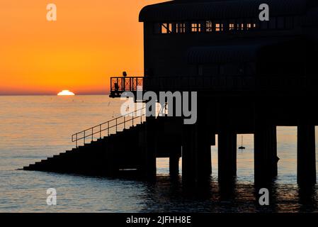 Midsummer Sunrise, accanto al molo Cromer, Norfolk, Inghilterra, Regno Unito Foto Stock
