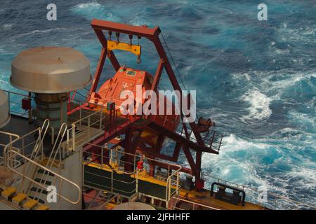Vista di una nave mercantile salvagente assicurata sul ponte della barca Foto Stock
