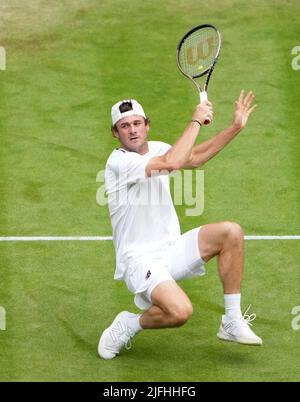 Tommy Paul in azione contro Cameron Norrie nel loro Gentlemen's Singles quarto round partita sul campo 1 durante il giorno sette del Wimbledon Championships 2022 all'All England Lawn Tennis and Croquet Club di Wimbledon. Data foto: Domenica 3 luglio 2022. Foto Stock