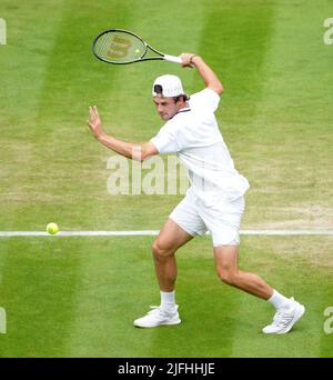 Tommy Paul in azione contro Cameron Norrie nel loro Gentlemen's Singles quarto round partita sul campo 1 durante il giorno sette del Wimbledon Championships 2022 all'All England Lawn Tennis and Croquet Club di Wimbledon. Data foto: Domenica 3 luglio 2022. Foto Stock