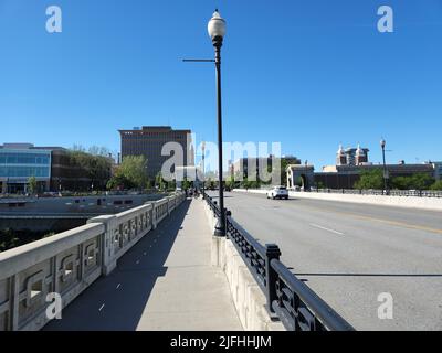 Ponte di Monroe Street sul fiume Spokane nel centro di Spokane, Washington, nella mattinata estiva limpida e soleggiata. Foto Stock