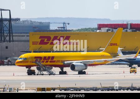 Madrid, Spagna. 1st luglio 2022. Volo DHL e warehoude sono visti presso l'aeroporto Adolfo Suarez Madrid-Barajas di Madrid, Spagna, il 1st luglio 2022. (Credit Image: © Beata Zawrzel/ZUMA Press Wire) Foto Stock