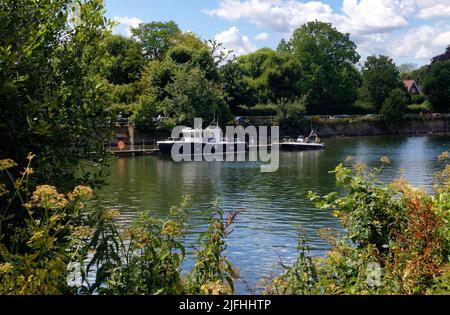 Il comandante della polizia del porto ormeggiato sul molo galleggiante di Richmond-upon-Thames, Londra, sul fiume Tamigi. Foto Stock